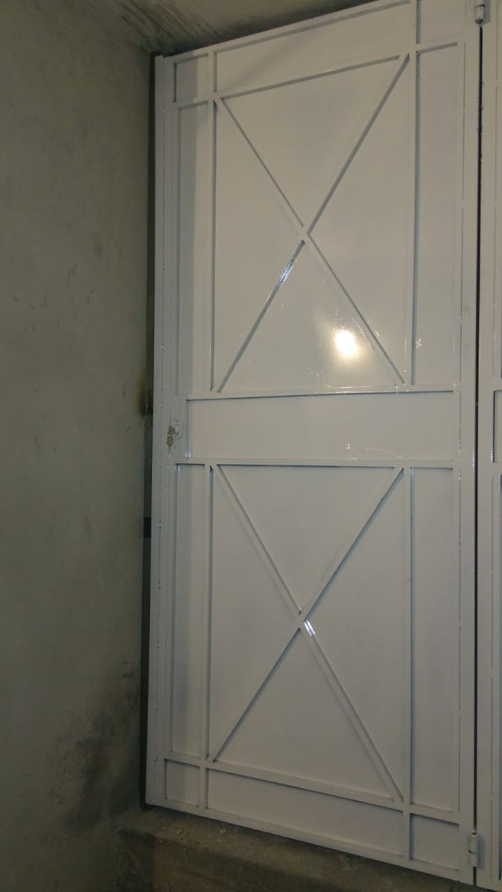 Porta metálica branca com desenho em X