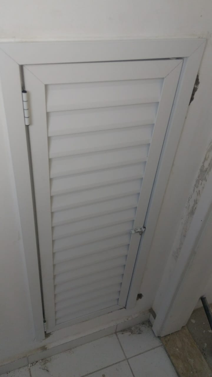 Porta veneziana branca instalada